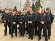 Una foto de los oficiales de policía de Richland Center, WI, en el evento Shop with a Cop en Wal-Mart.
