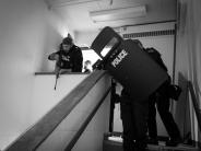 Una foto del Equipo de Respuesta Especial (SRT, por sus siglas en inglés) entrenando en un escenario de tirador activo en una es